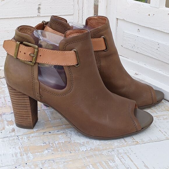 Clarks Ankle Bootie Women's 9.5 Peep Toe Brown Tan Leather 3" Stacked Block Heel - Picture 1 of 11